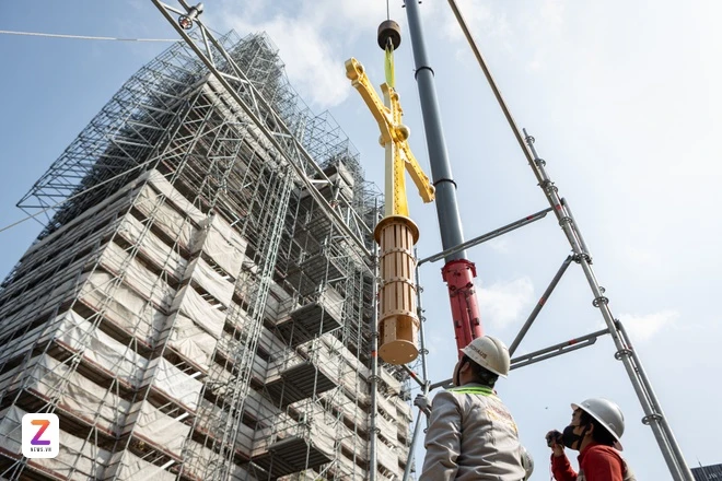 Nhà thờ Đức Bà Sài Gòn: Khoảnh khắc 2 cây thánh giá mạ vàng trở lại đỉnh tháp Nhà thờ Đức Bà Sài Gòn 1 Nhà Thờ Đức Bà Lên Thánh Giá Giác Vàng