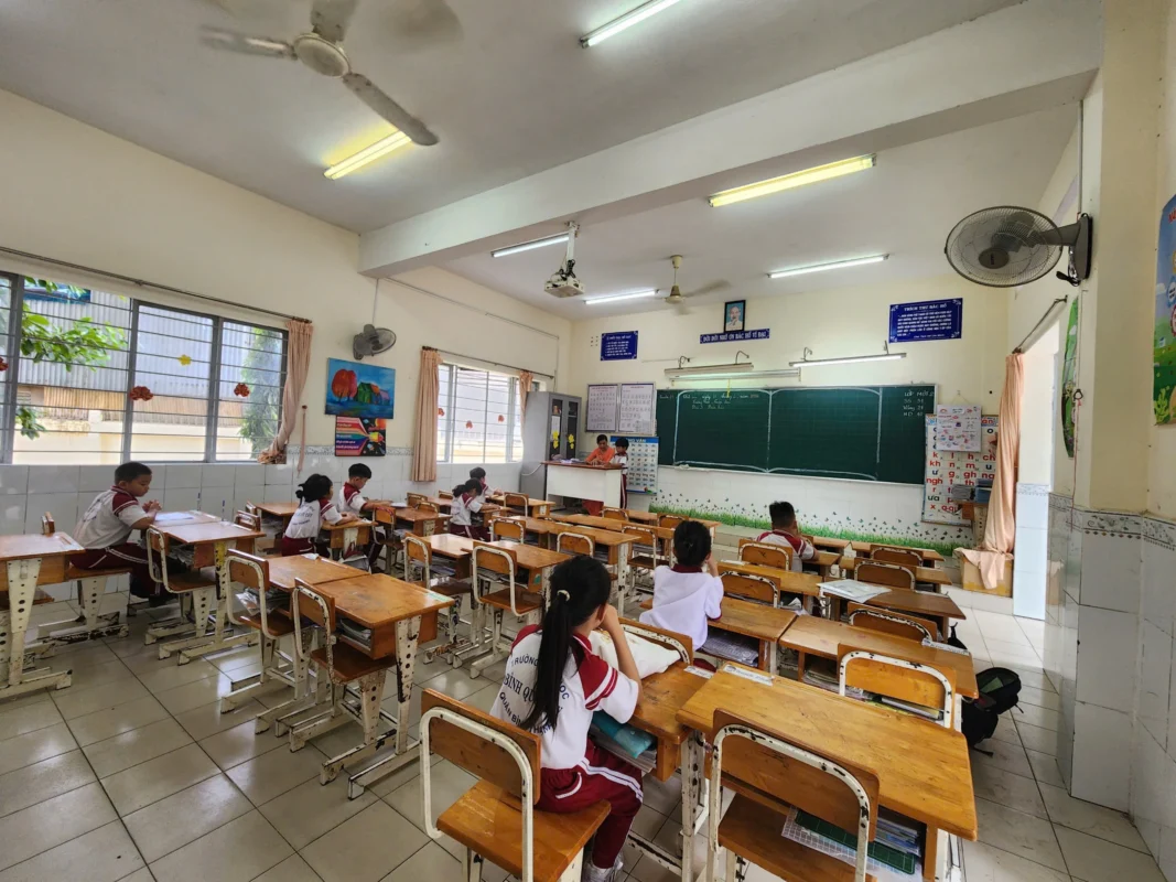 TOÀN CẢNH VỤ VIỆC 220 HỌC SINH TRƯỜNG TIỂU HỌC BÌNH QUỚI TÂY NGHỈ HỌC NGHI NGỘ ĐỘC 1 Sáng nay 220 học sinh Trường tiểu học Bình Quới Tây, TP.HCM nghỉ học