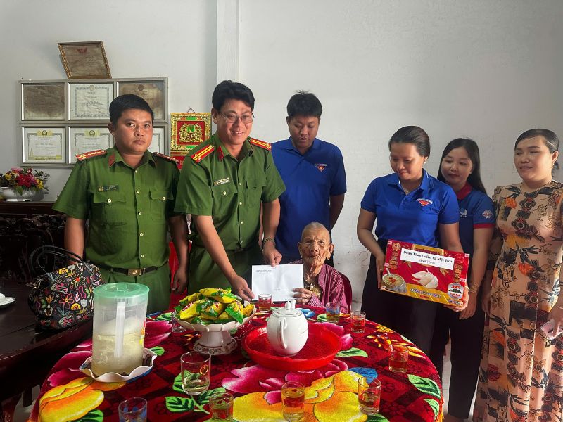 Ngày 27/07 Là Ngày Gì? Nguồn Gốc, Ý Nghĩa Và 5 Hoạt Động Tri Ân 4 Thăm hỏi tặng quà Mẹ Việt Nam Anh hùng ngày 27/07